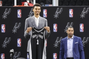 杨毅:马刺夺五冠时带动的NBA市场也比不了尼克斯&湖人&绿军&勇士