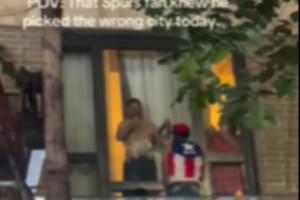 一刺蜜躲在酒店房间自以为安全了 被尼克斯球迷爬窗“问候”